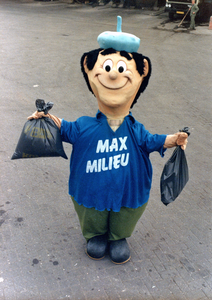 841679 Afbeelding van de mascotte Max Milieu voor de promotie van het verantwoord scheiden van afval in de provincie Utrecht.